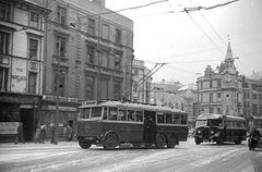 Single-decker-Trolley-Bus-at-the-Memorial.-1947.